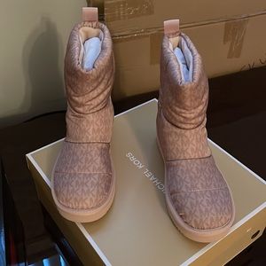 💯 Michael Kors “NEW IN BOX” Shark slipper 🥾 🥾 Women size 7M